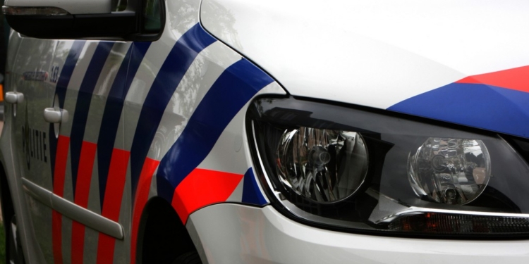 Politie vindt vuurwapen in auto van man (23) uit Lutjebroek
