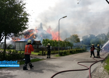 Grote uitslaande brand in woonboerderij in Sijbekarspel