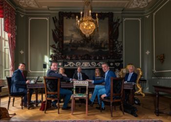 Kinderen De Zonnewijzer geven Toekomststoel aan gemeente Hoorn