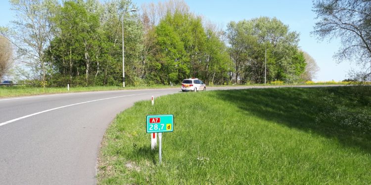 Motorrijder voorkomt dat fietser A7 bij Hoorn verder op rijdt