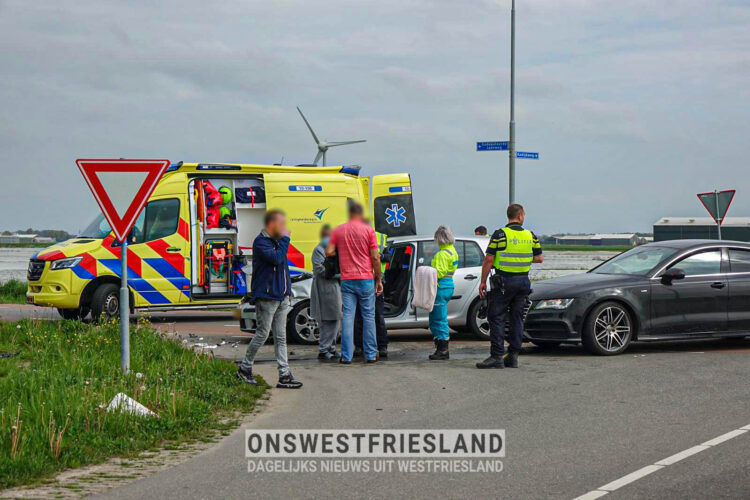 Gewonde bij aanrijding auto’s op Gedeputeerde Laanweg in Andijk