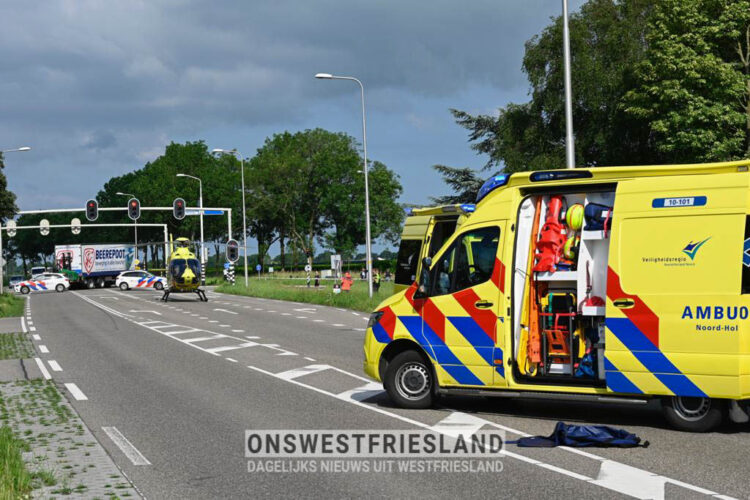 Twee personen met spoed naar ziekenhuis na ongeluk op fietspad naast N506 bij Schellinkhout