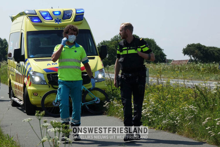Wielrenner en scooterrijder gewond na aanrijding op fietspad naast N307 nabij Enkhuizen