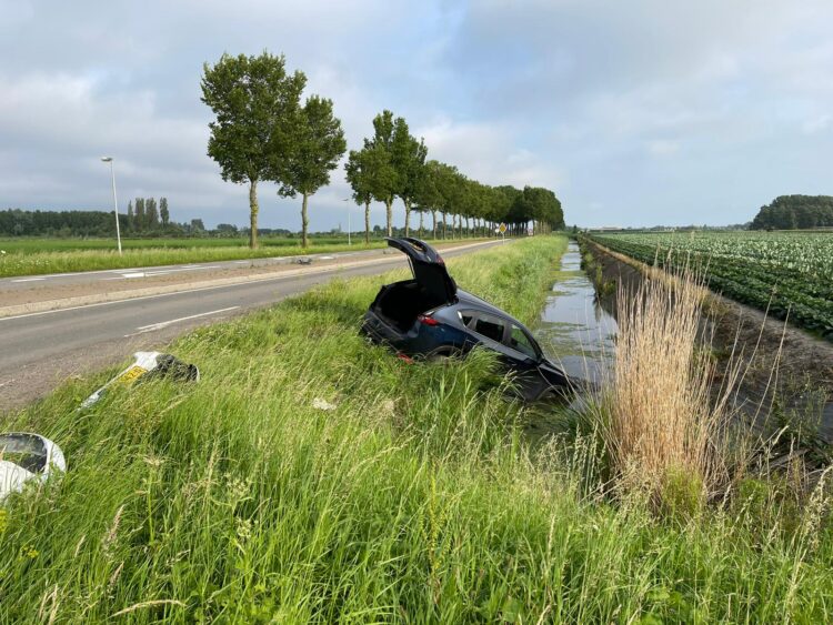 Auto met neus ter water na aanrijding op kruising Veenakkers in Wervershoof