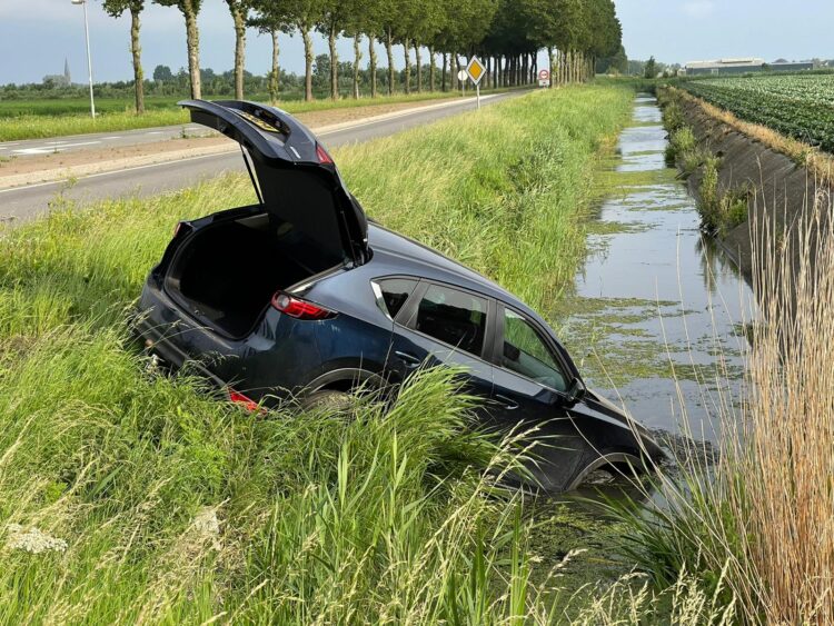 Auto met neus ter water na aanrijding op kruising Veenakkers in Wervershoof