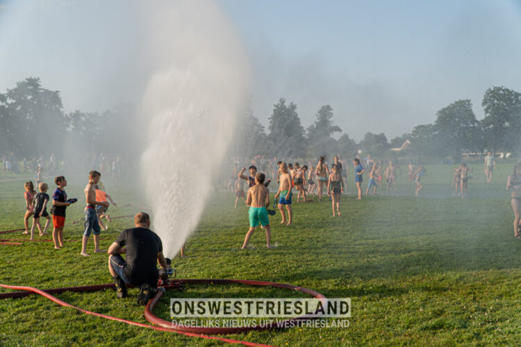 Jeugd Wognum geniet van verfrissend waterfeest in Kreekbos [foto’s en video]