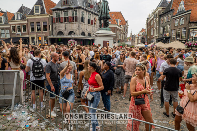 Meezingers, beukende beats en vooral weer groots feesten met Lappendag Hoorn [fotoserie]