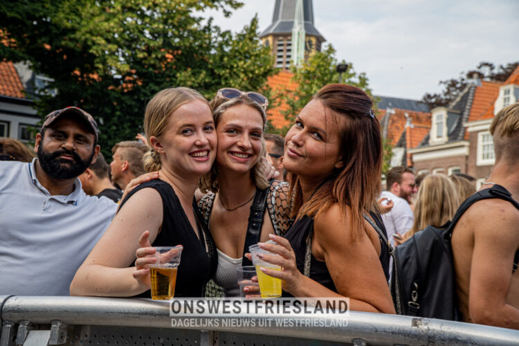 Meezingers, beukende beats en vooral weer groots feesten met Lappendag Hoorn [fotoserie]