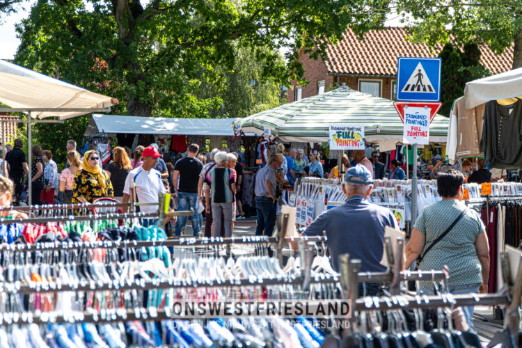 Slenteren langs de 150 kraampjes bij Jaarmarkt Blokker [fotoserie]