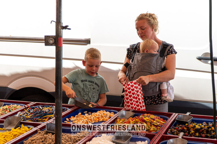 Slenteren langs de 150 kraampjes bij Jaarmarkt Blokker [fotoserie]