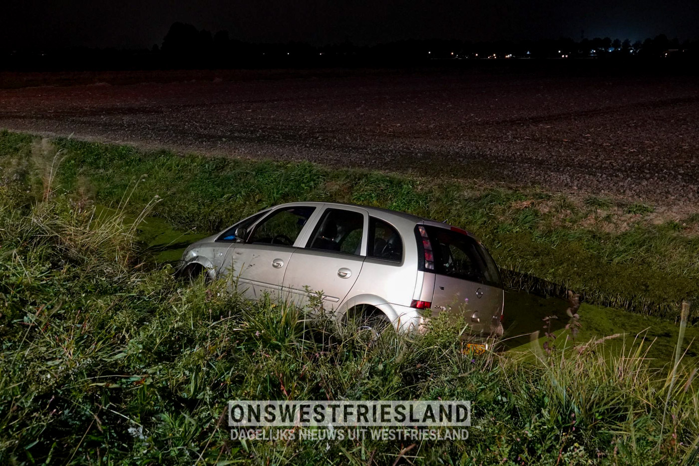 Ouder echtpaar belandt met auto in sloot langs Westfrisiaweg N307 in Zwaag