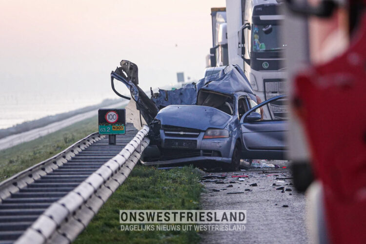 Zeer ernstig ongeval op dijk Enkhuizen-Lelystad; automobilist overleden (update)