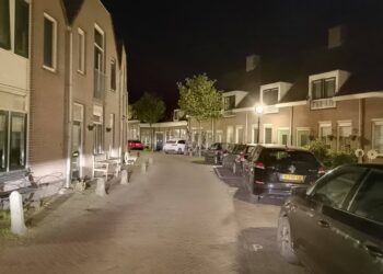 Automobilist rijdt tegen meerdere auto’s in havengebied van Hoorn en rijdt door