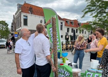 CleanUp Hoorn veegt de stoep aan met PeukMeuk; Hoeveel peuken zal men opruimen?