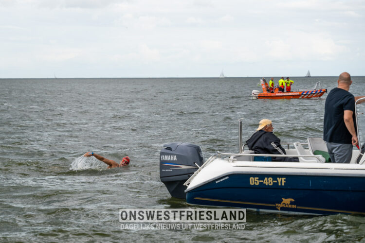 Madi Armstrong (22) uit Australië wint IJsselmeer Zwemmarathon 2023