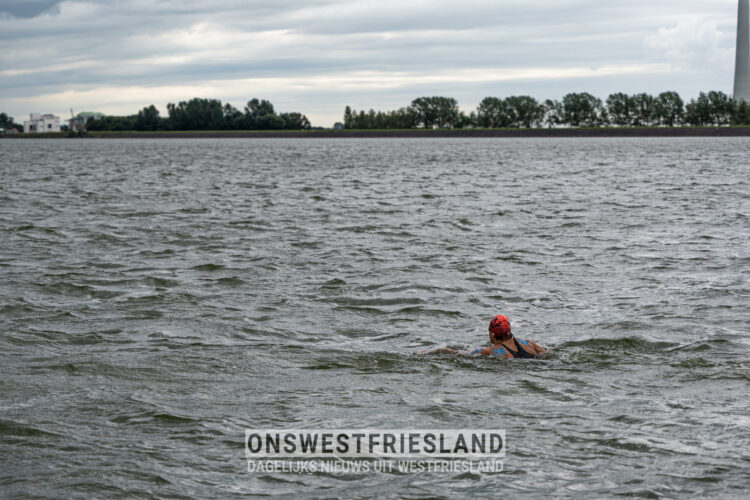 Madi Armstrong (22) uit Australië wint IJsselmeer Zwemmarathon 2023