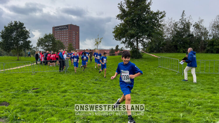 Scholierenveldloop 2023: jongens en meiden groep 7 en 8 (foto’s)