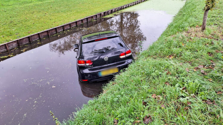 Auto belandt in sloot Hensbroek na uitwijkmanouvre voor boom