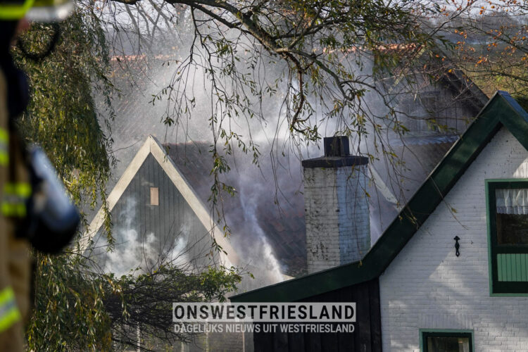 Grote brand vrijstaande woning in Venhuizen; Zuiderdijk afgesloten (update)