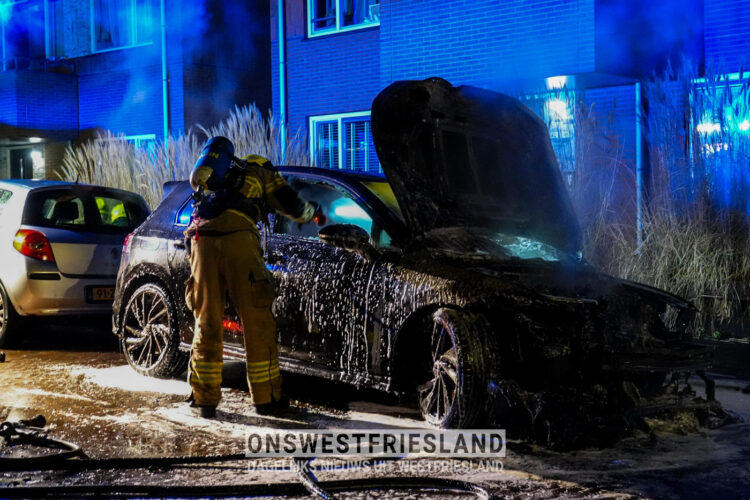 Autobrand aan de Dirk Wieringastraat Enkhuizen; brandstichting niet uitgesloten