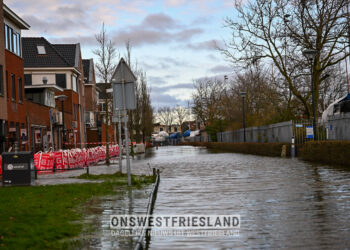 Hoog water Visserseiland in Hoorn; bijna moment van afschalen maatregelen