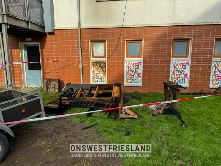 Huisraad in brand aan de Meester Fluitmanstraat in Enkhuizen