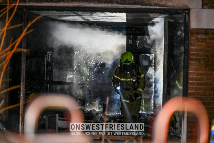 Woning aan Papiermolen in Hoorn onbewoonbaar na hevige brand
