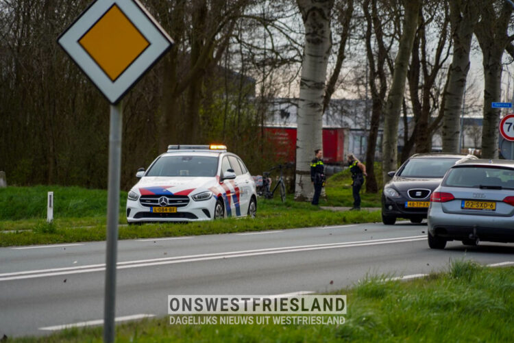 Fietser zwaargewond na aanrijding paalje op fietspad naast Hoorn80