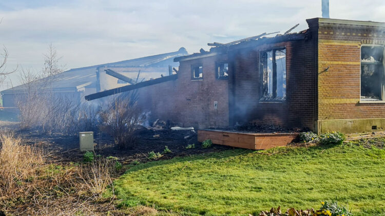 Grote uitslaande brand verwoest stolpboerderij in Zuidermeer