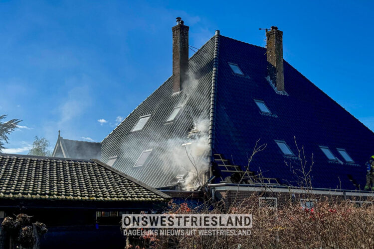 Uitslaande brand in dak van woning aan de Hoekweg in Andijk (update)