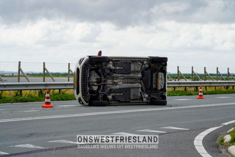 Aanrijding op Markerwaarddijk tussen Enkhuizen en Lelystad; auto op zijn kant