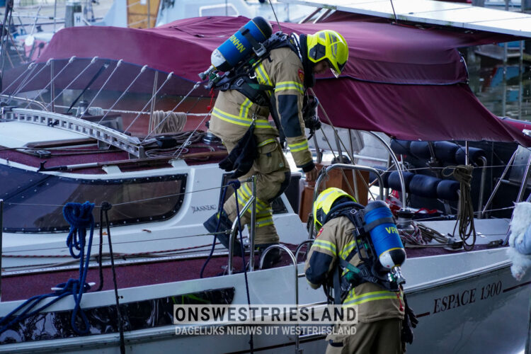 Brandweer rukt uit voor rook uit plezierjacht in Hoornse haven