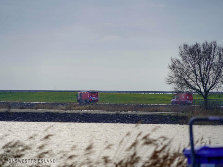 Hulpdiensten rukken uit voor mogelijke auto te water bij Markerwaarddijk
