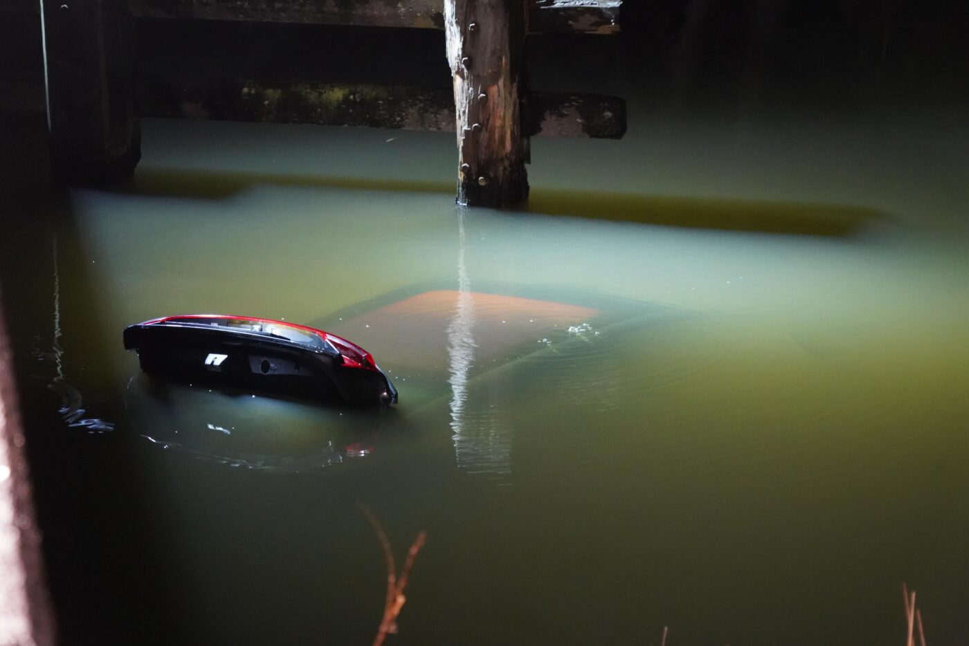 Auto te water op Droge Wijmersweg In Wervershoof