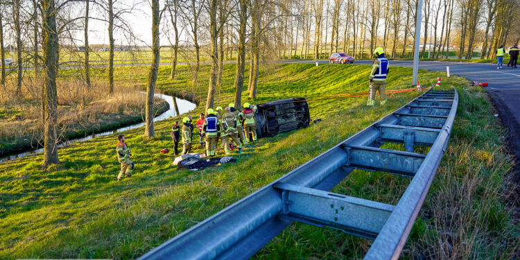 Auto slaat over de kop op oprit A7 bij Berkhout