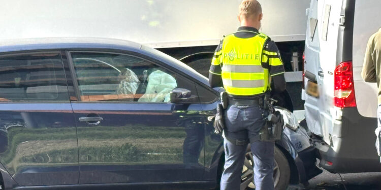 Auto botst op busje op Provincialeweg in Hoorn