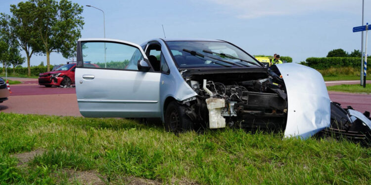 Botsing op kruising Marktweg-Tolweg; schade aan twee voertuigen