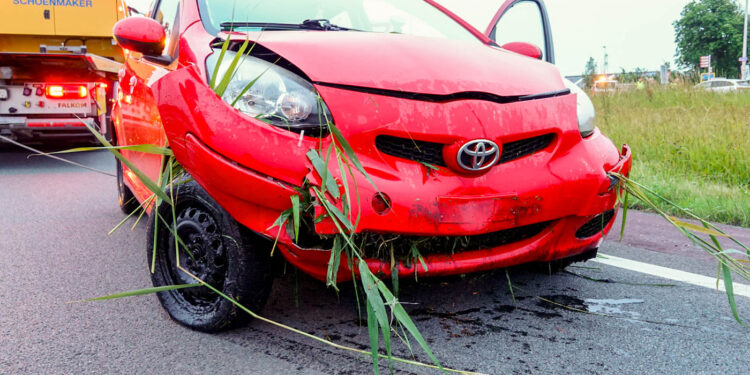 Auto te water na aanrijding op rotonde N194 bij Spierdijk