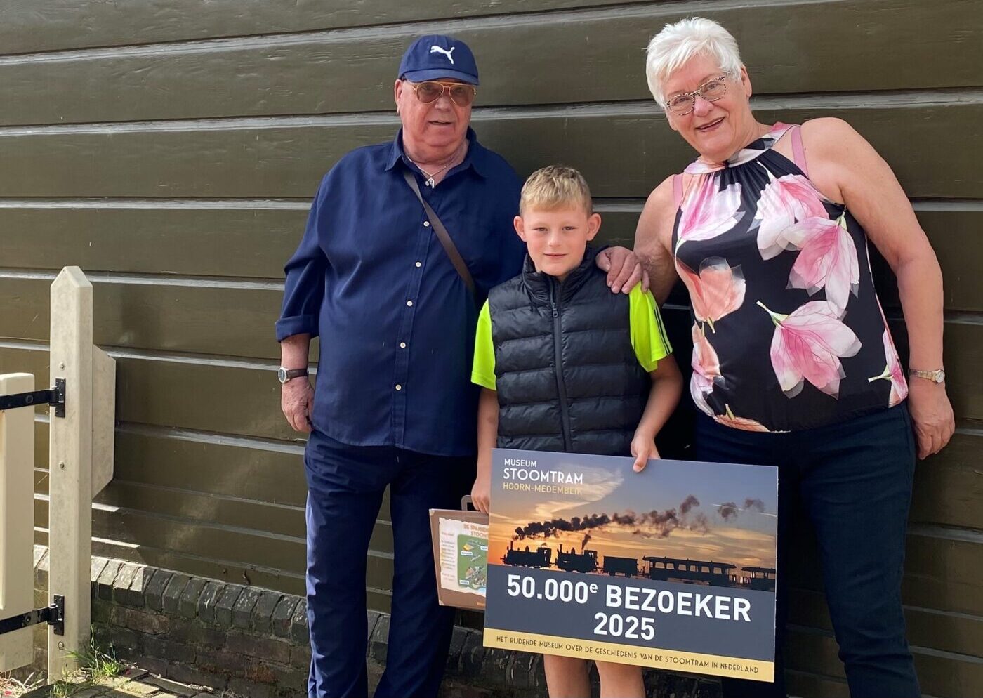 Thijs (9) verwelkomd als 50.000e bezoeker dit jaar van Museumstoomtram