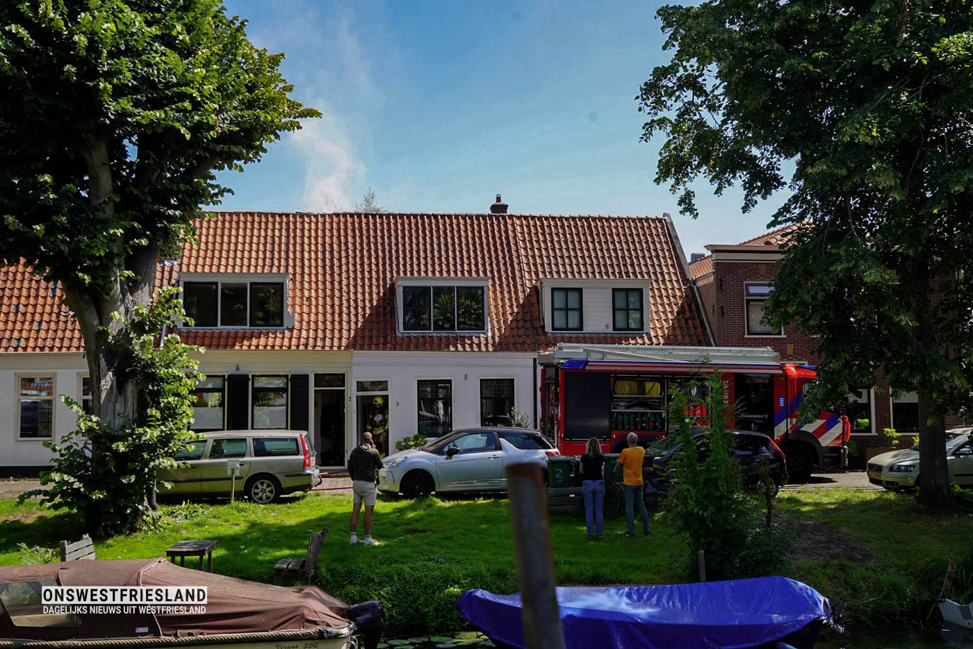 Brand in dak van woning in Enkhuizen; Korte Burgwal tijdelijk afgesloten