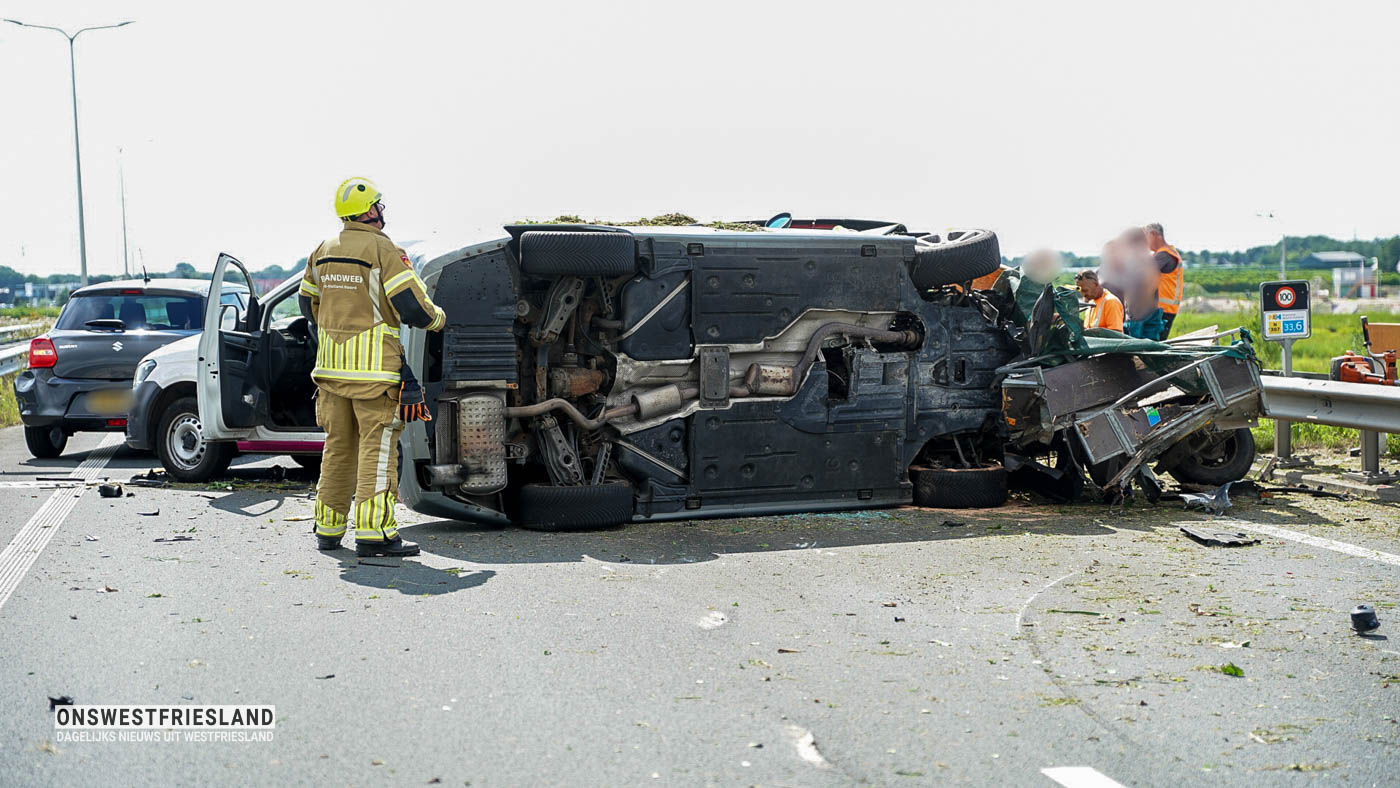 Auto op zijn kant bij kettingbotsing; afsluiting N307 bij Zwaag