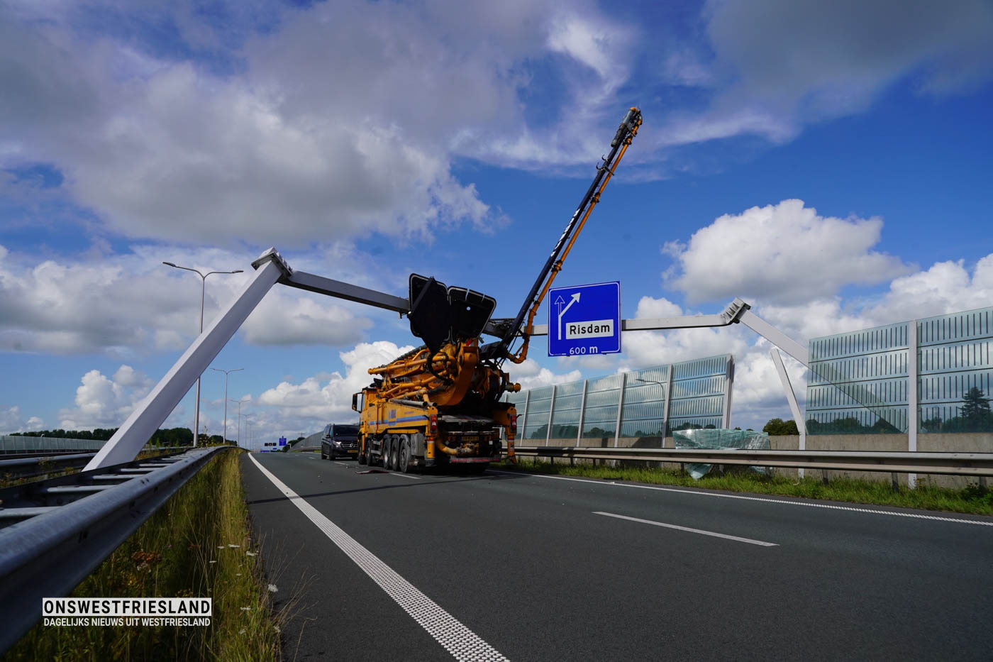 Westfrisiaweg N307 bij Zwaag deels afgesloten; vrachtwagen rijdt verkeersborden stuk
