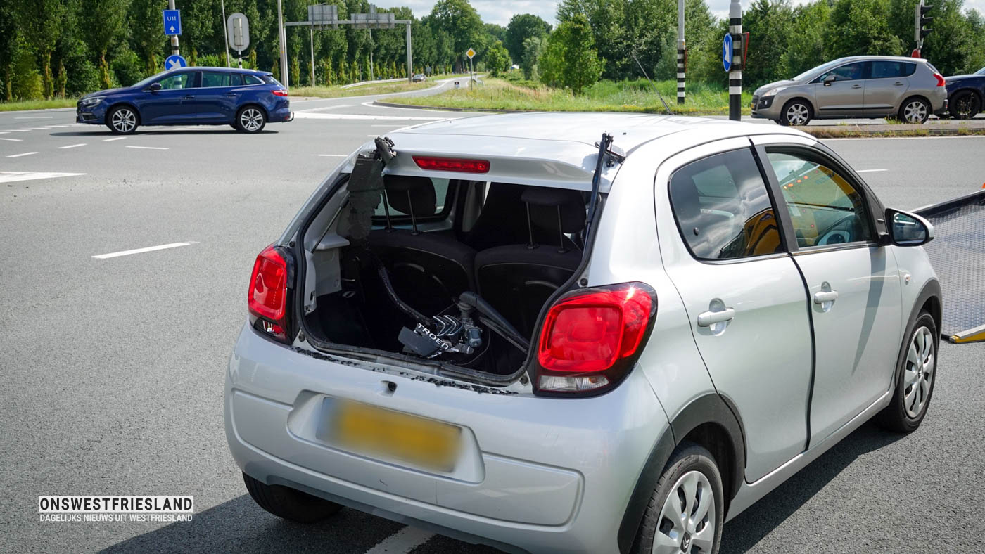 Auto geraakt door vrachtwagen bij Avenhorn; enige verkeershinder op toerit A7