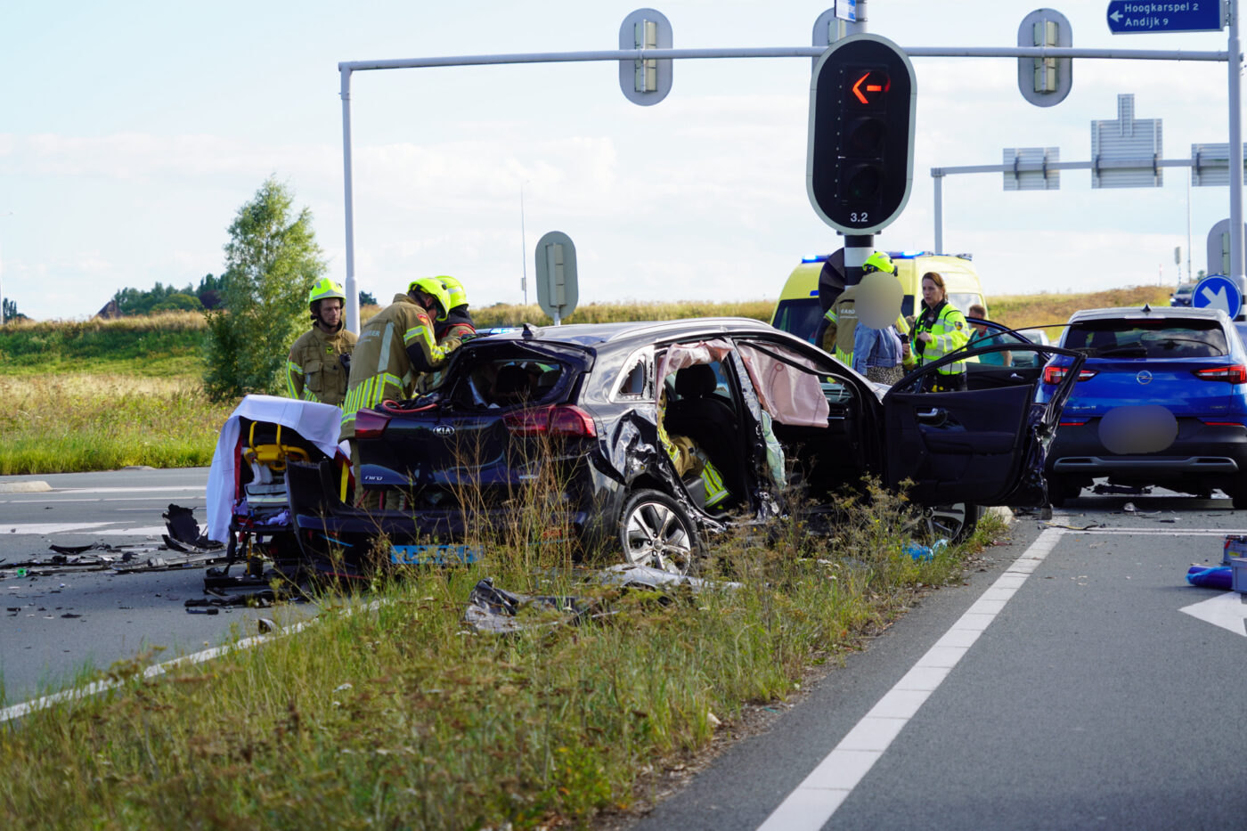 Drie gewonden na botsing tussen auto en taxi op kruising N240