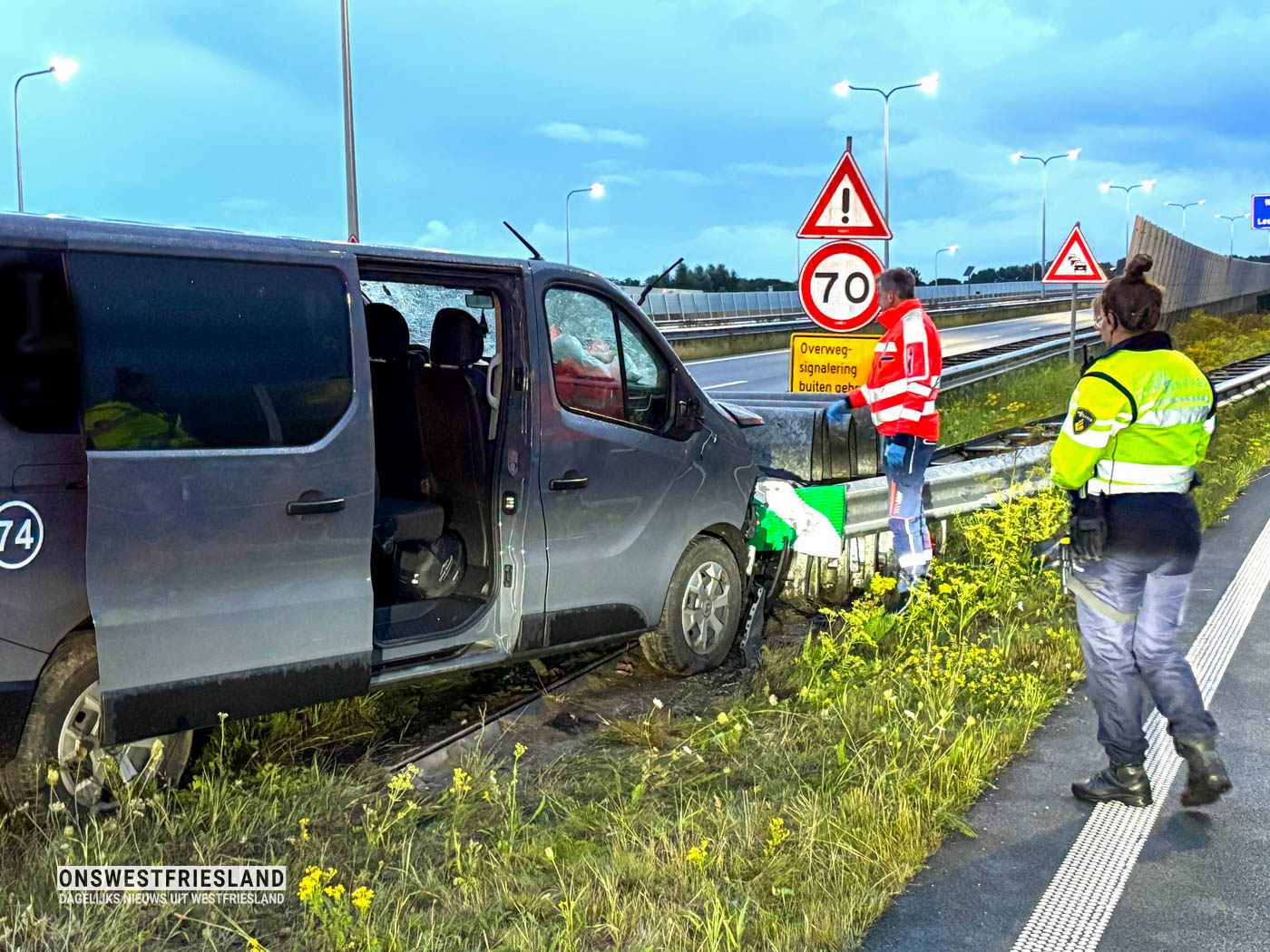 Busje botst op object langs afrit N307 bij Zwaag; forse schade