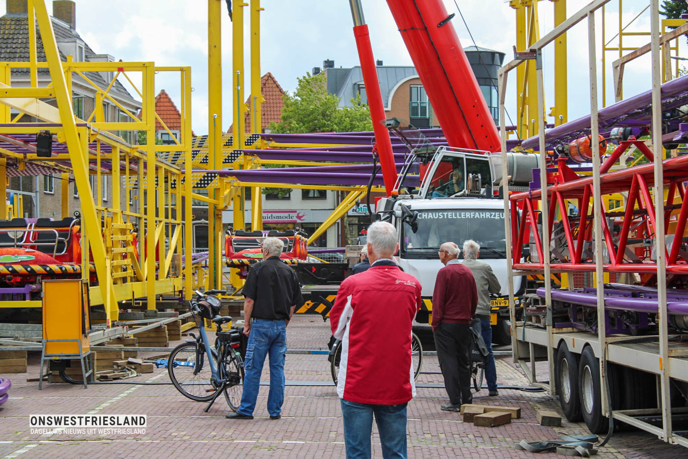 Foto’s opbouw kermis Hoorn 2025; Veelal mannen kijken gefascineerd naar de ijzeren bouwwerken