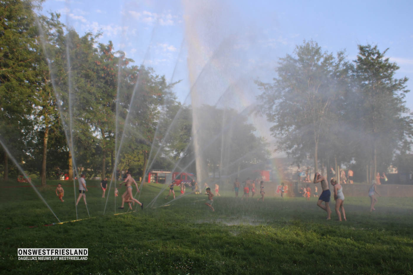 Kinderen genieten van waterpret Han Hoekstrahof in Kersenboogerd (foto’s)