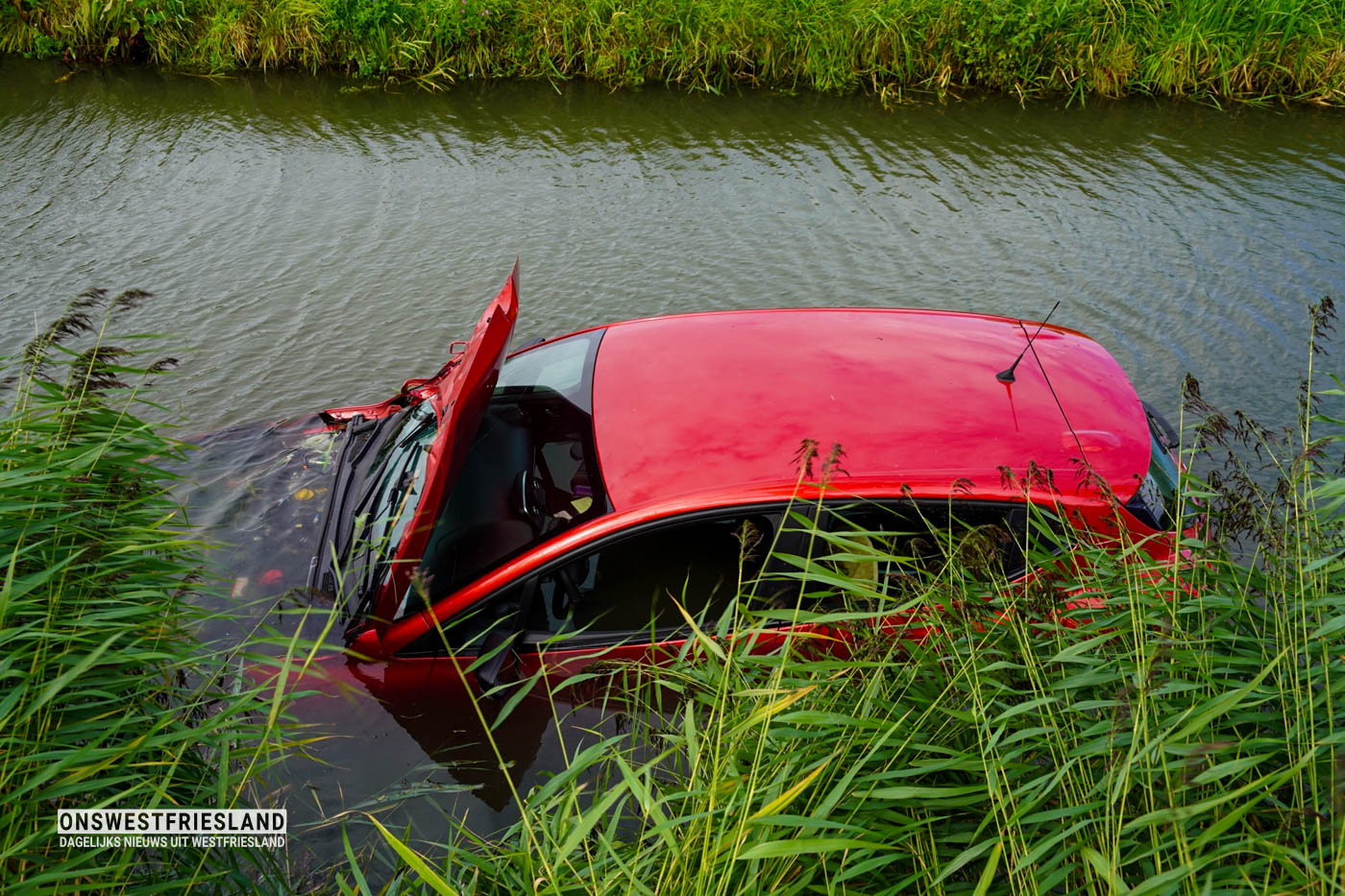 Auto raakt te water langs N506 in Wijdenes; bestuurder naar ziekenhuis
