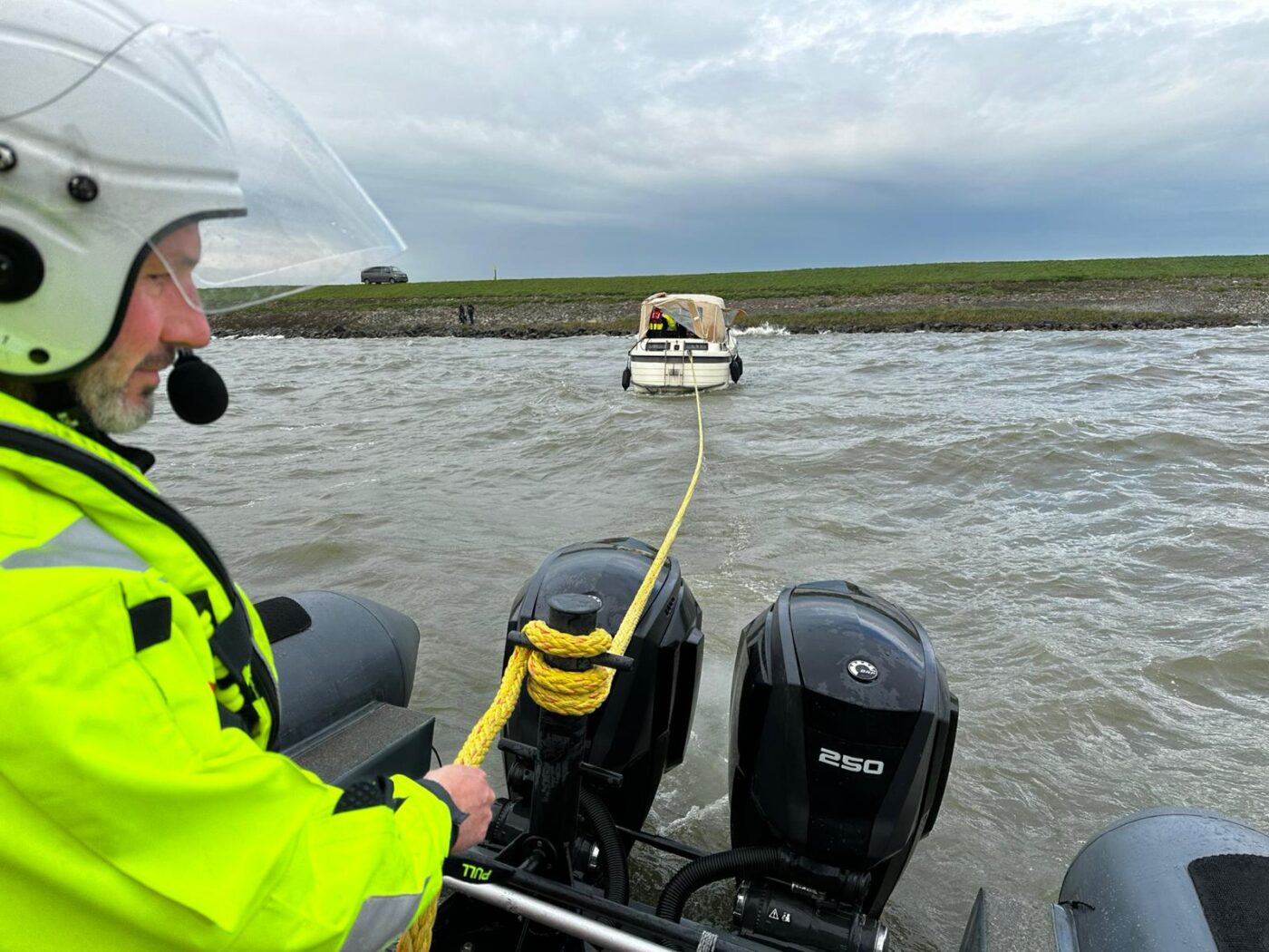 Sloep met motorpech loopt vast bij Wijdenes: opvarenden gered