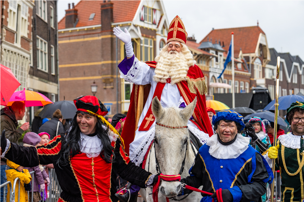 Gezellige Hoornse Sinterklaasintocht; met optocht vanuit de haven door het centrum